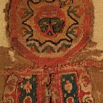 /beaux-arts-archeologie/fr/carrousel-detail/fragment-de-chale-a-semis-de-fleurs-et-decor-de-tapisserie-losangique
